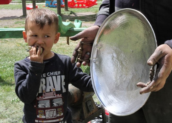 Yaşar Tokgöz isimli kalay ustası Şehir şehir gezerek kalaycılık yapıyor
