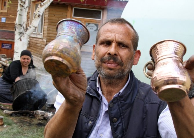 Yaşar Tokgöz isimli kalay ustası Şehir şehir gezerek kalaycılık yapıyor