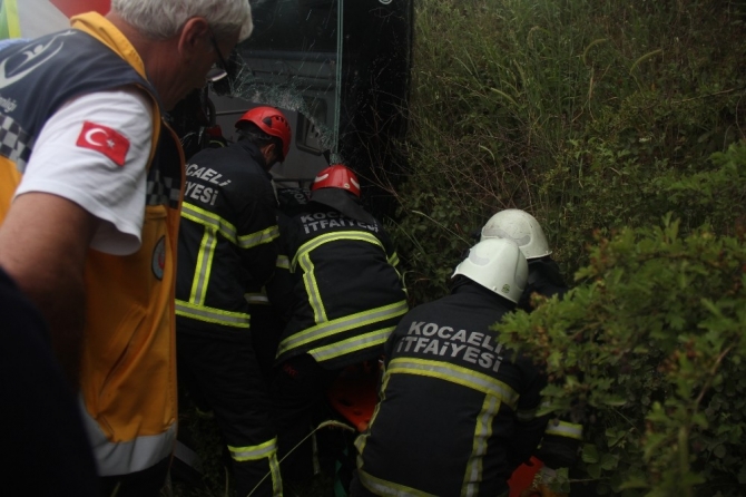 Kocaeli’de kontrolden çıkan özel halk otobüsü devrildi: 1 yaralı