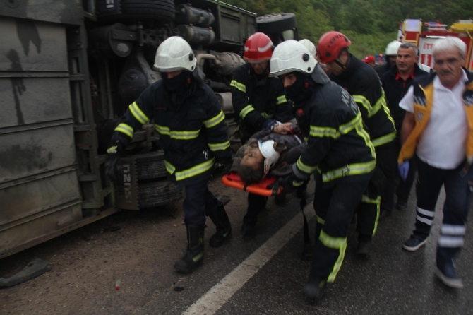 Kocaeli’de kontrolden çıkan özel halk otobüsü devrildi: 1 yaralı