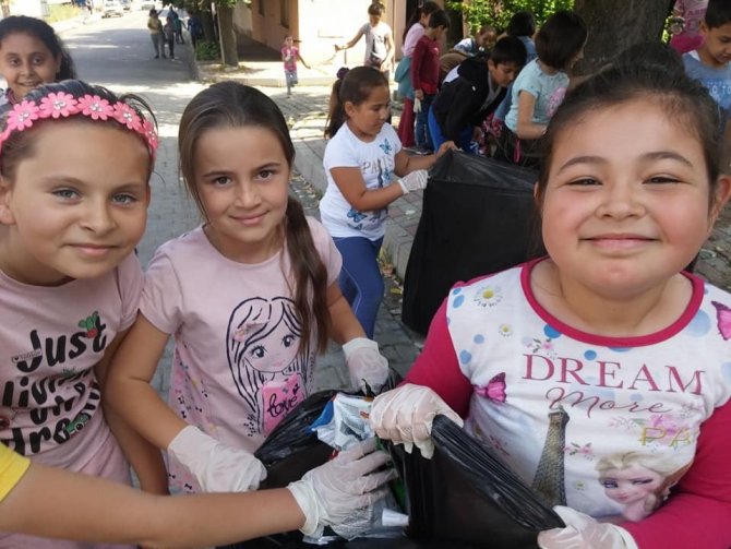 Çanakkale'nin Yenice ilçesindeki minik öğrencilerden çevre temizliği