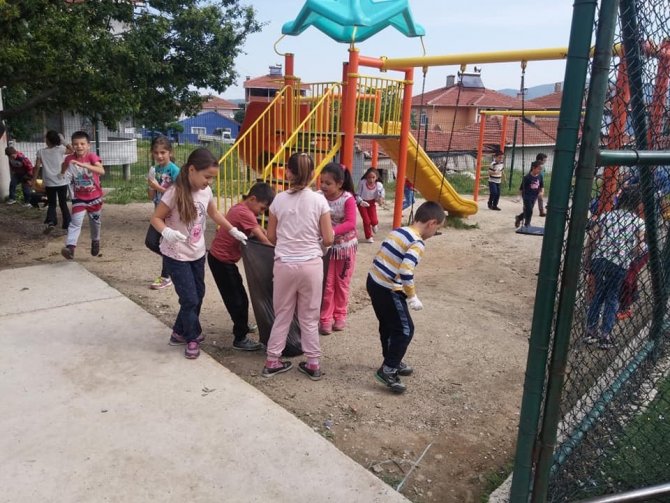Çanakkale'nin Yenice ilçesindeki minik öğrencilerden çevre temizliği