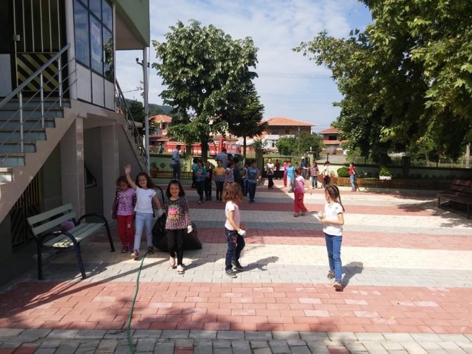 Çanakkale'nin Yenice ilçesindeki minik öğrencilerden çevre temizliği
