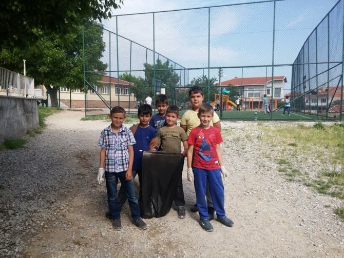 Çanakkale'nin Yenice ilçesindeki minik öğrencilerden çevre temizliği