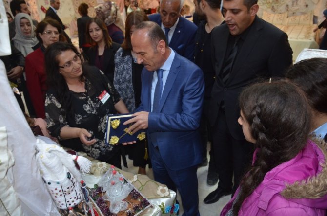Hakkari Yüksekova’da Halk eğitim merkez müdürlüğünden yıl sonu sergisi