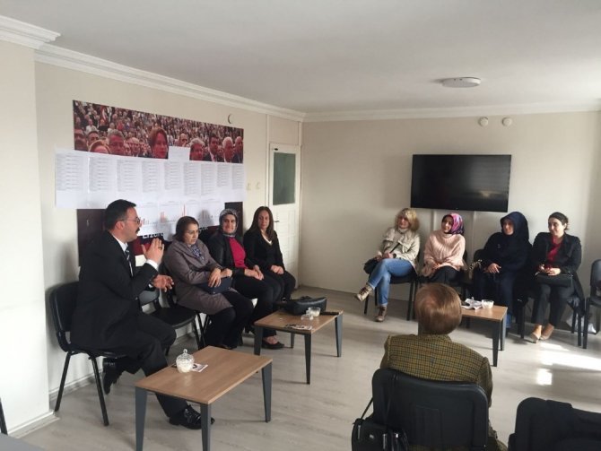 İYİ Parti İl Başkanı İbrahim Dumlu ve aday adayı Canan Uçar kadın seçmenlerle bir araya geldi