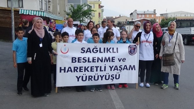 Bursa'da, Mümin Gençoğlu-1 İlkokulu öğrenciler sağlık için yürüdü
