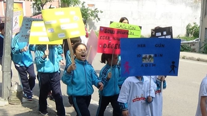 Bursa'da, Mümin Gençoğlu-1 İlkokulu öğrenciler sağlık için yürüdü