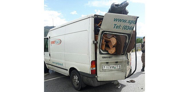 Çorum'un Kargı ilçesinde Minibüs bariyerlere çarptı: 1 yaralı