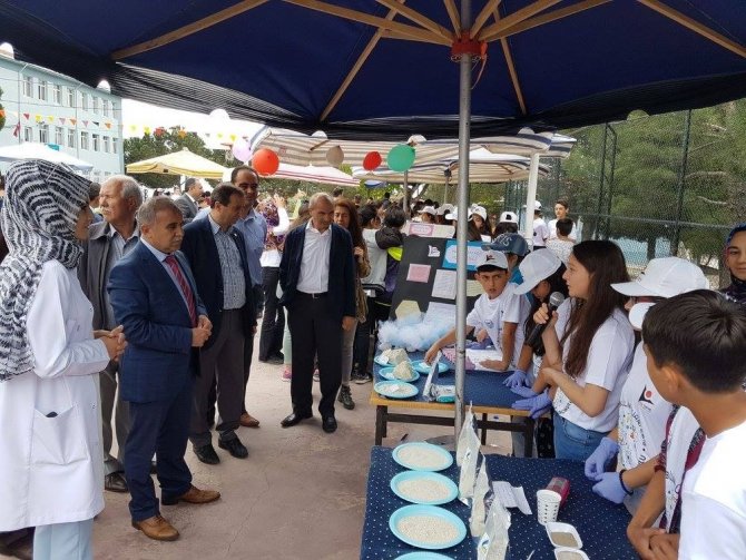 Gördes’te ‘TÜBİTAK 4006 Bilim Fuarı düzenlenen törenle açıldı
