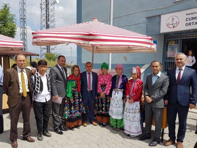 Gördes’te ‘TÜBİTAK 4006 Bilim Fuarı düzenlenen törenle açıldı