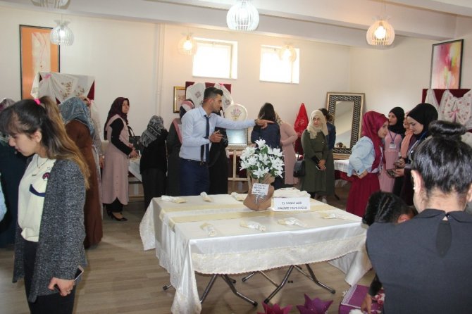 Hakkari Şemdinli’de el sanatları sergisi büyük ilgi gördü
