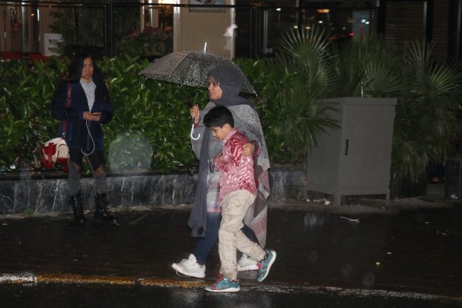 İstaİstanbul'da gece saatlerinde başlayan sağanak yağış Taksim etkili oldu.