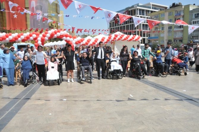 Aydın Atatürk Kent Meydanı'nda yapılan etkinlikte Engelliler hünerlerini sergiledi