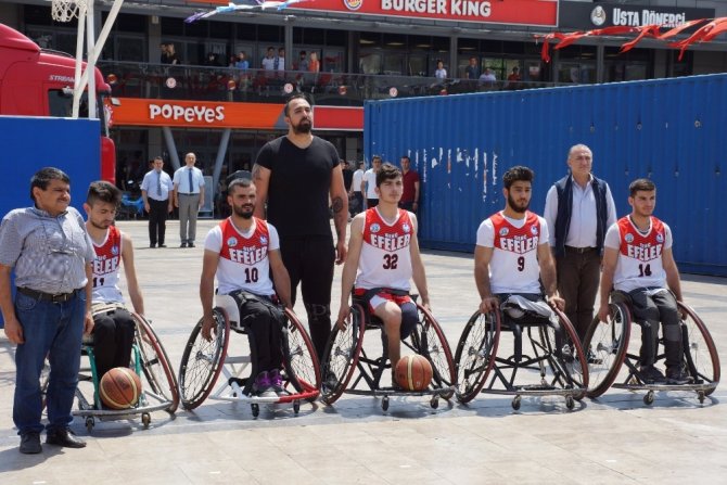 Aydın Atatürk Kent Meydanı'nda yapılan etkinlikte Engelliler hünerlerini sergiledi