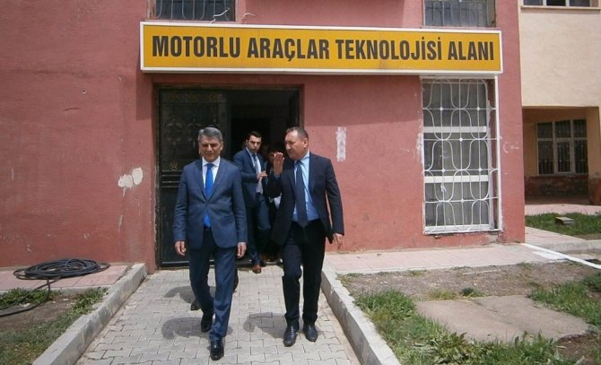 Bitlis'in Tatvan Kaymakamı Mehmet Ali Özkan okul ziyareti