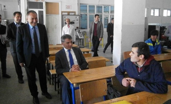 Bitlis'in Tatvan Kaymakamı Mehmet Ali Özkan okul ziyareti