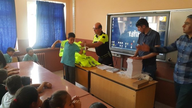 manisa Kula’da trafik ekipleriv öğrencilere uygulamalı trafik dersi