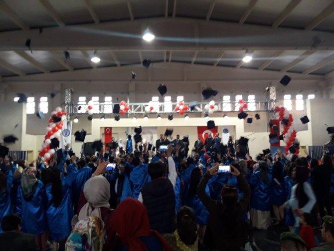 (DPÜ) bağlı Şaphane Meslek Yüksekokulunda MYO’da mezuniyet sevinci