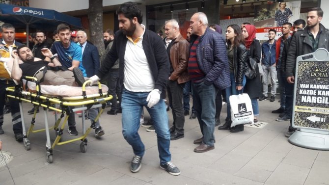 Sakarya'nın Adapazarı ilçesinde Kavgayı ayırırken bıçaklandı