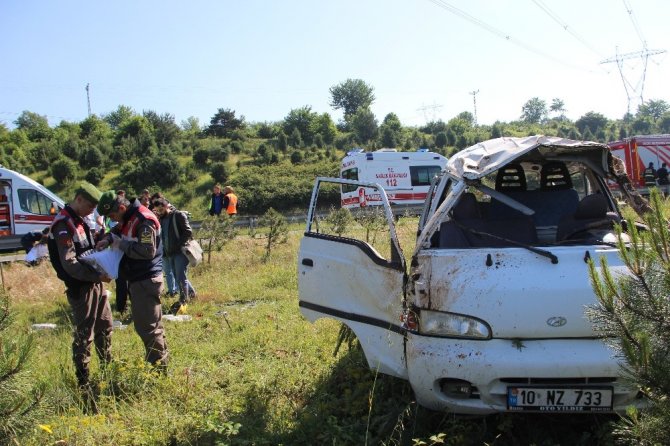 düzce kaynaşlı'da Minibüs yoldan çıkarak takla attı: 5 yaralı