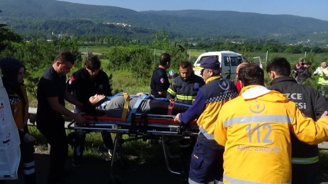 düzce kaynaşlı'da Minibüs yoldan çıkarak takla attı: 5 yaralı