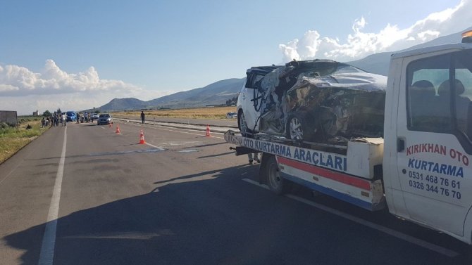 Kırıkhan'dan Hassa yönüne gitmekte olan Otomobil traktöre çarptı: 1 yaralı