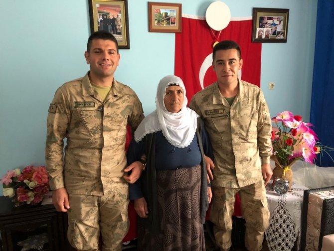 Van İl andarmadan ‘Anneler Günü’ sürprizi