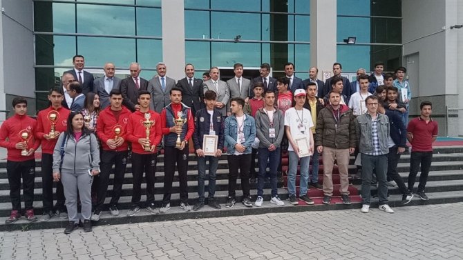 Van'ın İpekyolu ilçesinde ‘TÜBİTAK 4006 Bilim Fuarı’ sergisi açıldı