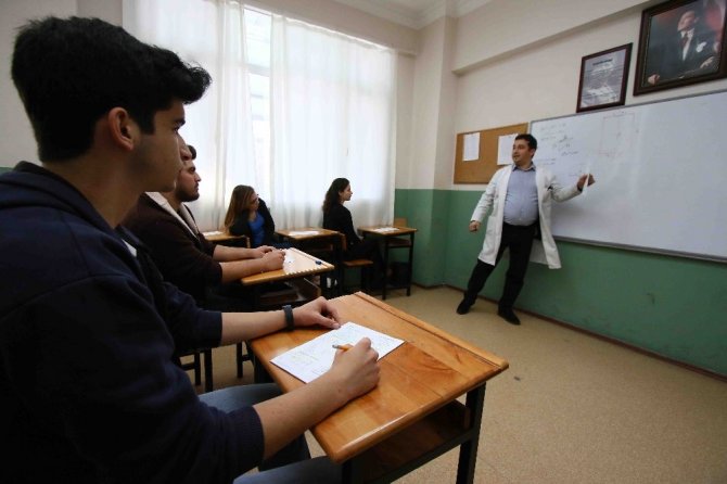 Bayraklı Belediyesinden öğrencilere burs desteği