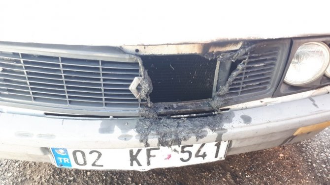 Adıyaman'da Park halindeki otomobil bilinmeyen bir nedenle alev aldı