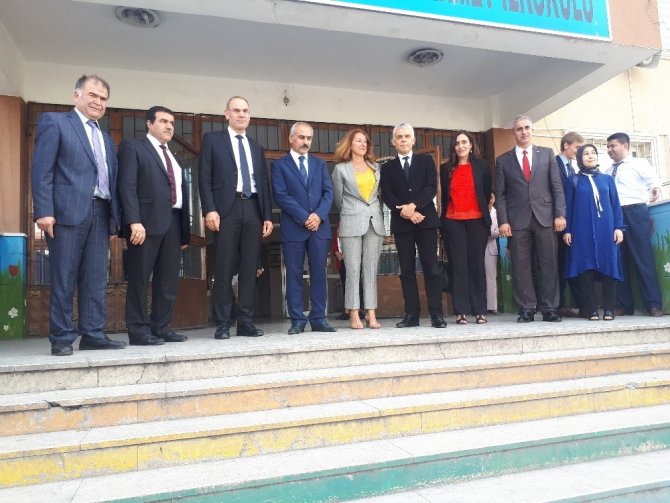 Avrupa Komisyonu Genel Direktör Yardımcısı Popowski, Suriyeli çocukların okullarını ziyaret etti