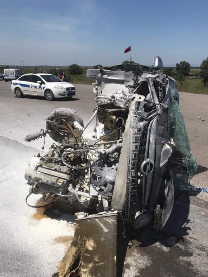 Biga’da kontrol noktasındaki beton bariyere çarpan kadın sürücü yaralandı