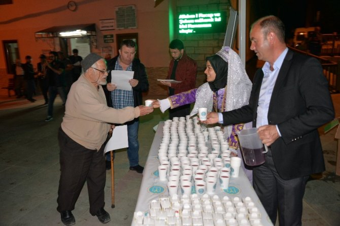 Bilecik' te Teravih namazı sonrası Osmanlı şerbeti ve lokum ikramı