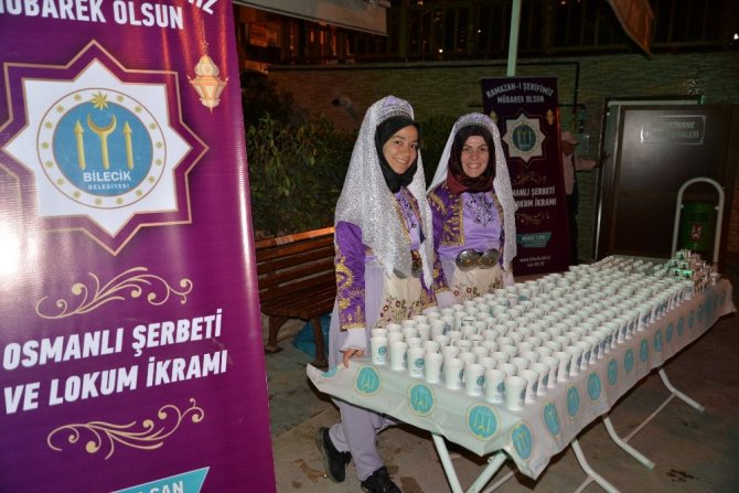 Bilecik' te Teravih namazı sonrası Osmanlı şerbeti ve lokum ikramı