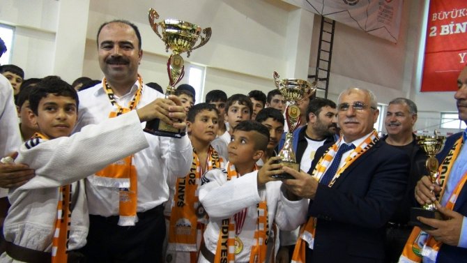 Dereceye giren sporculara ödülleri verildi