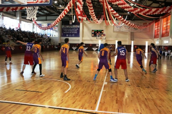 Dereceye giren sporculara ödülleri verildi