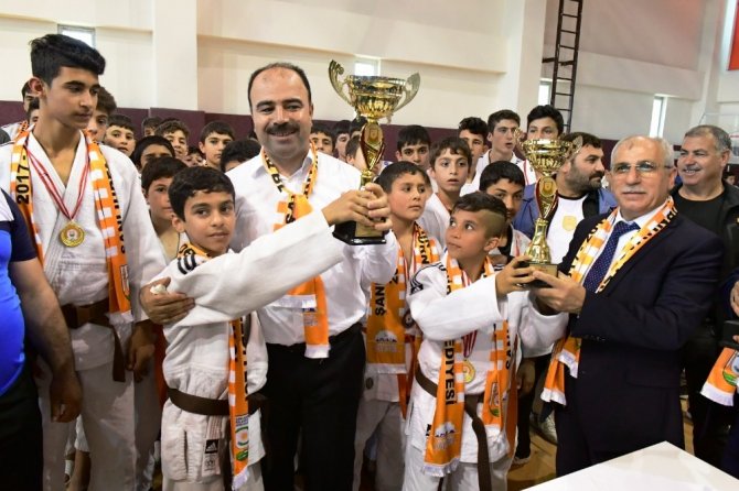 Dereceye giren sporculara ödülleri verildi