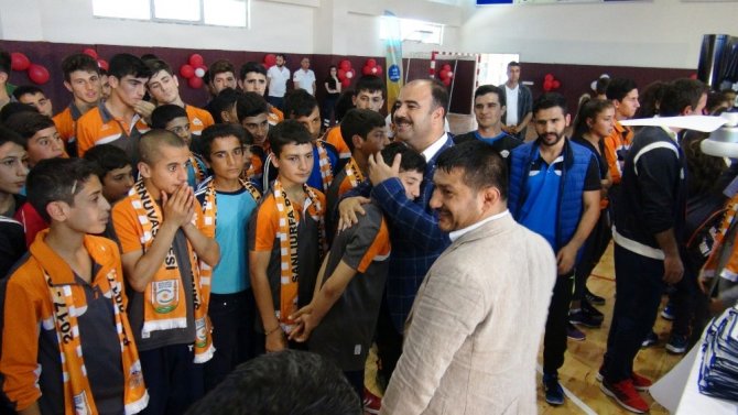 Dereceye giren sporculara ödülleri verildi