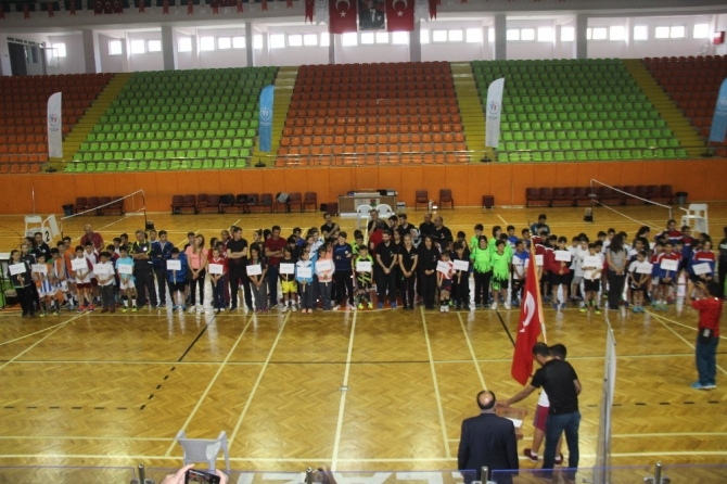 Küçükler Badminton Türkiye Şampiyonası başladı