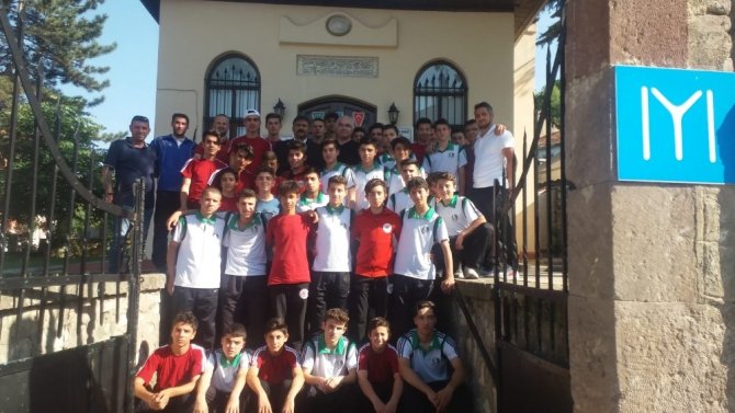 Kazanan yine dostluk oldu