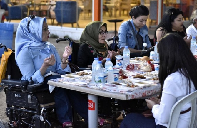 Muratpaşa Belediyesinin ilk iftarı engellilere