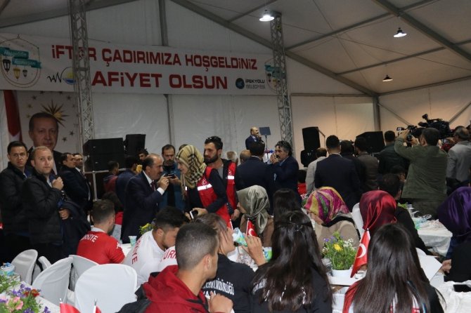 Soylu, Van Valisi ve Büyükşehir Belediye Başkan Vekili Murat Zorluoğlu'nu makamında ziyaret etti