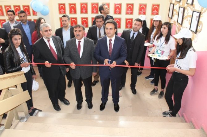 Van’ da ‘TÜBİTAK 4006 Bilim Fuarı’ sergisi