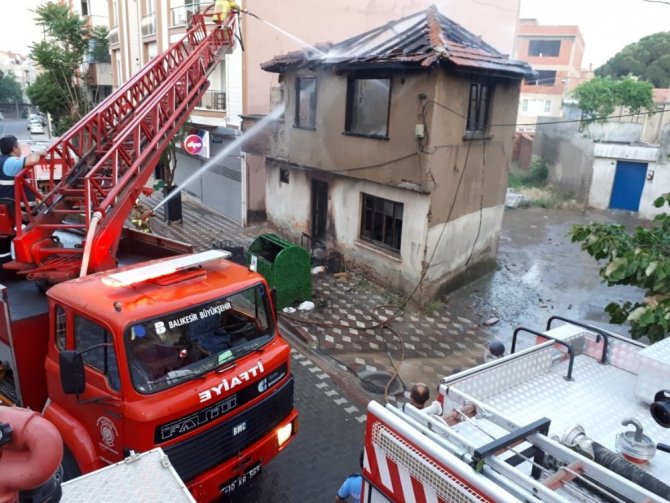 Balıkesir'de Ahşap bina alevlere teslim oldu