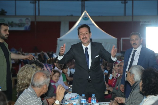 İlkadım Belediyesi kendi personeline Stadyumda dev iftar düzenledi