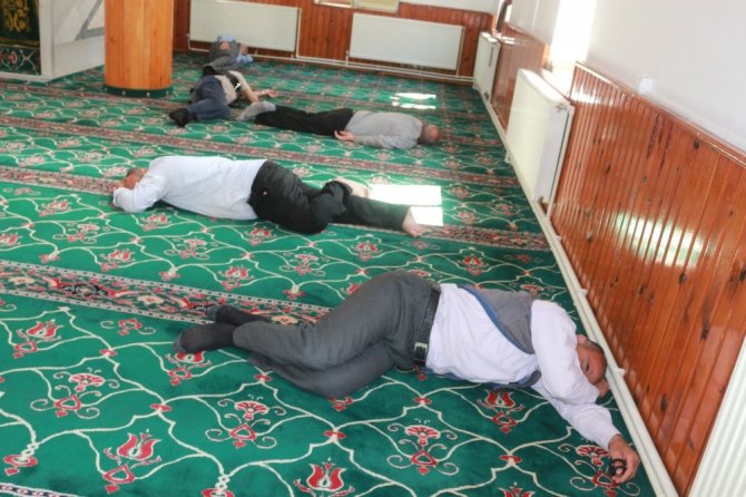 Vatandaşlar serinlemek için camiye koşuyor