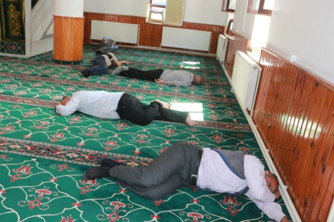 Vatandaşlar serinlemek için camiye koşuyor