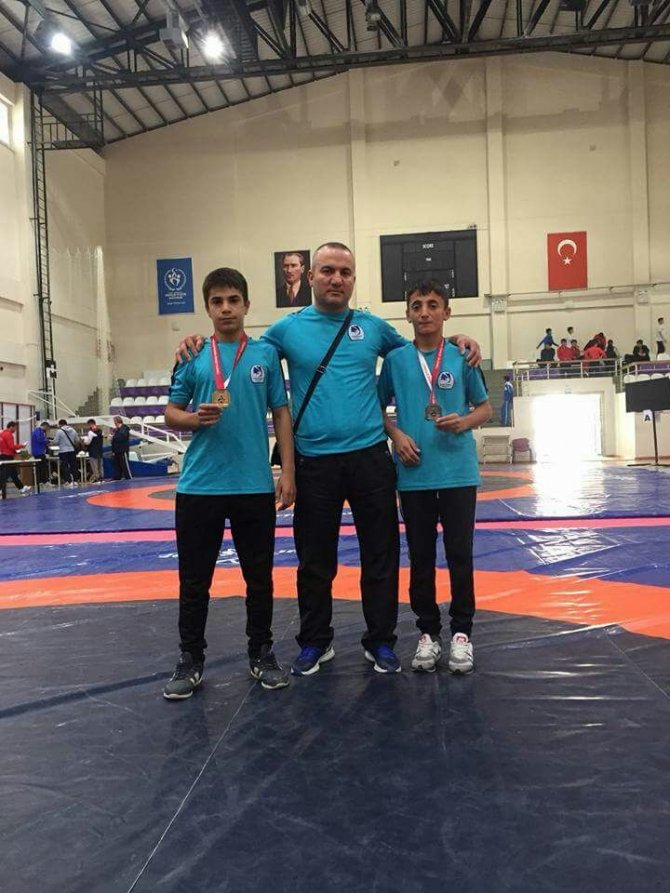 Yunusemre Belediyeli güreşçilerden büyük başarı