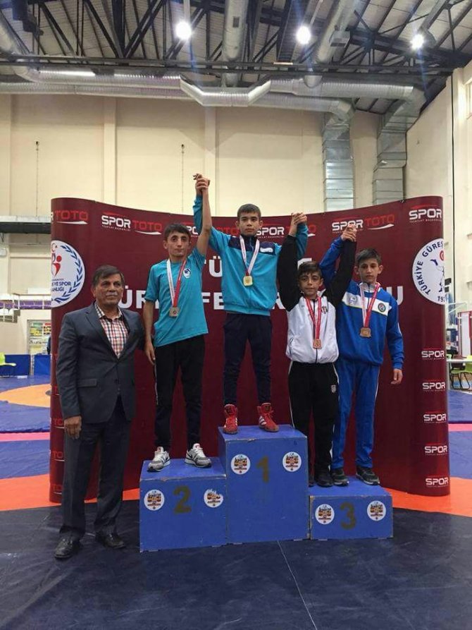 Yunusemre Belediyeli güreşçilerden büyük başarı